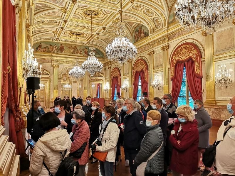 Explication du guide dans la salle des fetes 1