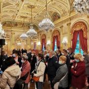 Explication du guide dans la salle des fetes 1